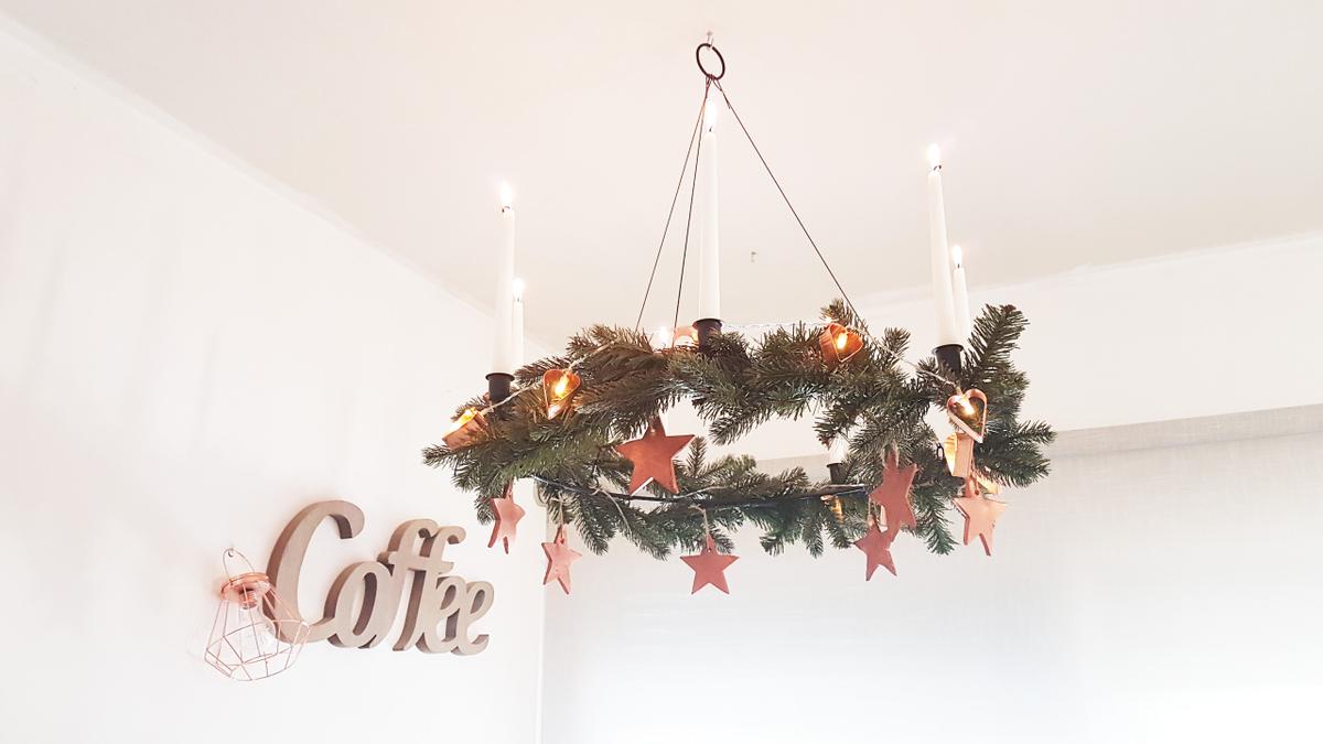 Navidad en cobre - Las estrellas grandes colgadas de un adorno de techo con velas y guirnalda de luces