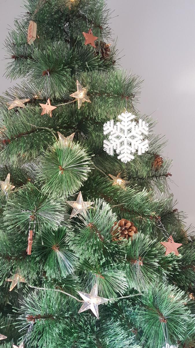 Navidad en cobre - Árbol de Navidad con adornos de pasta de modelar en cobre y guirnalda de luces de estrellas detalle