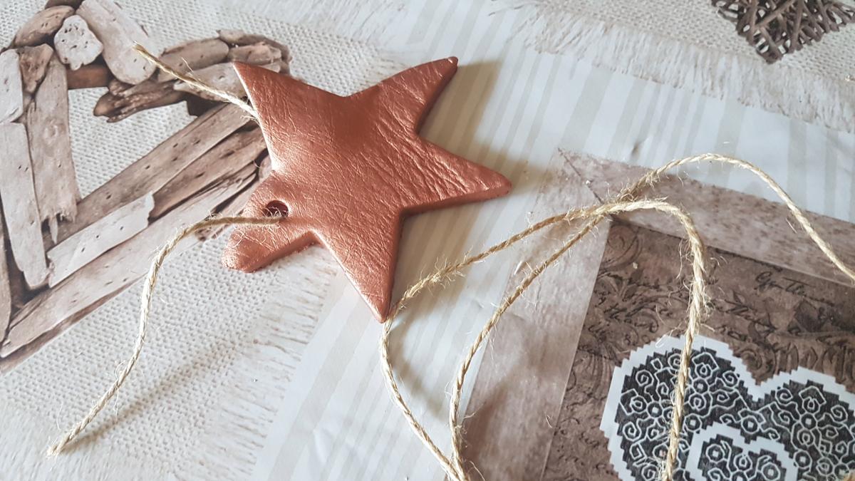 Navidad en cobre - Colocar una cuerda o cordón para colgar en los adornos