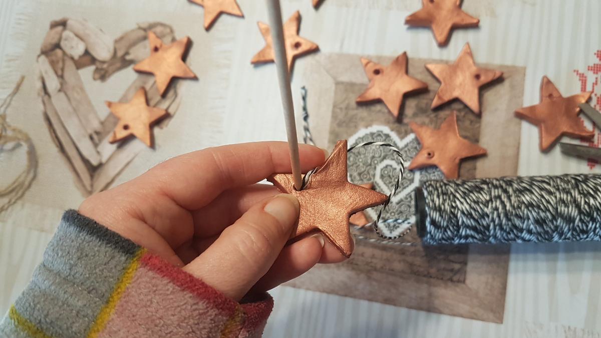 Navidad en Cobre - Usa un palillo de pinchos para ayudarte a colocar las cuerdas