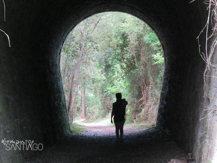silueta de mujer a contra luz en un tunel