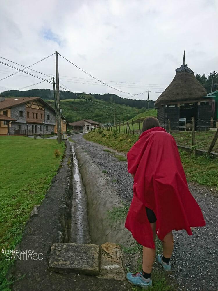 peregrina con chubasquero