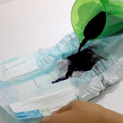 Tourjours-vertiendo-liquido