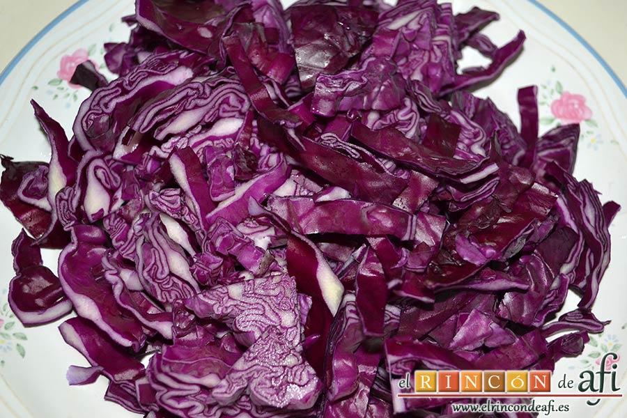 Lombarda rehogada con manzana, pasas y canela, lavar la lombarda y cortarla en juliana