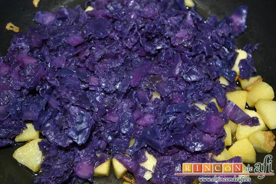 Lombarda rehogada con manzana, pasas y canela, añadirla al sofrito de ajo y manzana