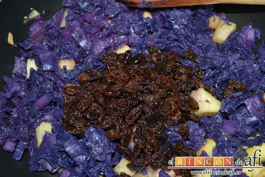 Lombarda rehogada con manzana, pasas y canela, añadir las pasas