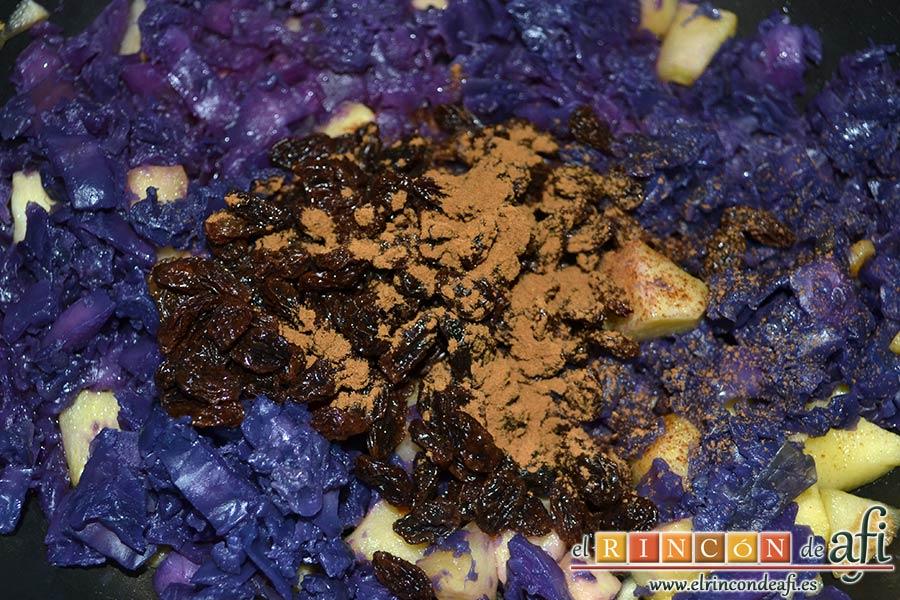 Lombarda rehogada con manzana, pasas y canela, añadir la canela y remover bien