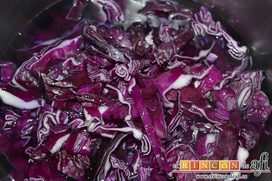 Lombarda rehogada con manzana, pasas y canela, ponerla en un caldero y cubrir con agua y un poco de sal