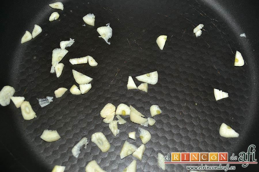 Lombarda rehogada con manzana, pasas y canela, laminar los ajos y ponerlos en una sartén