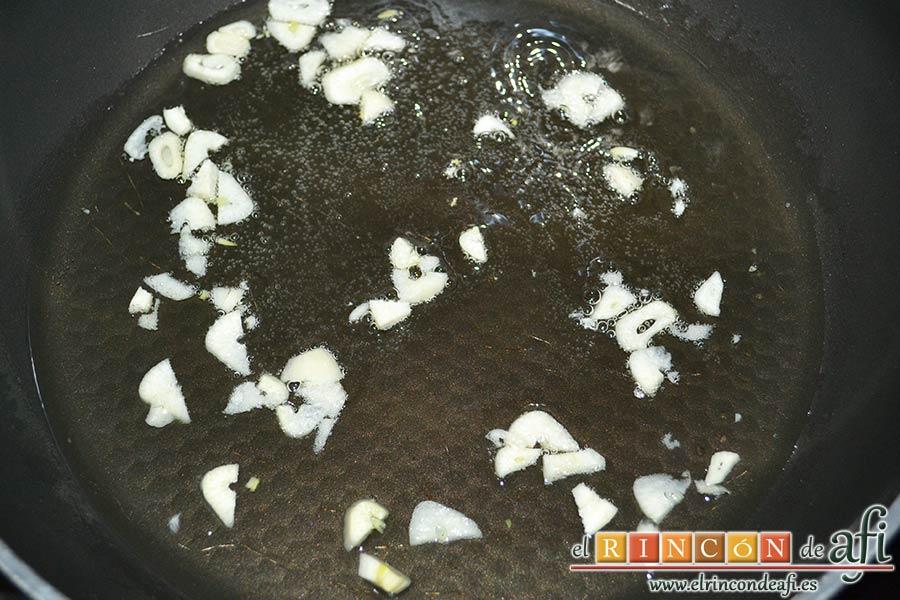 Lombarda rehogada con manzana, pasas y canela, cubrirlos con aceite de oliva para dorarlos