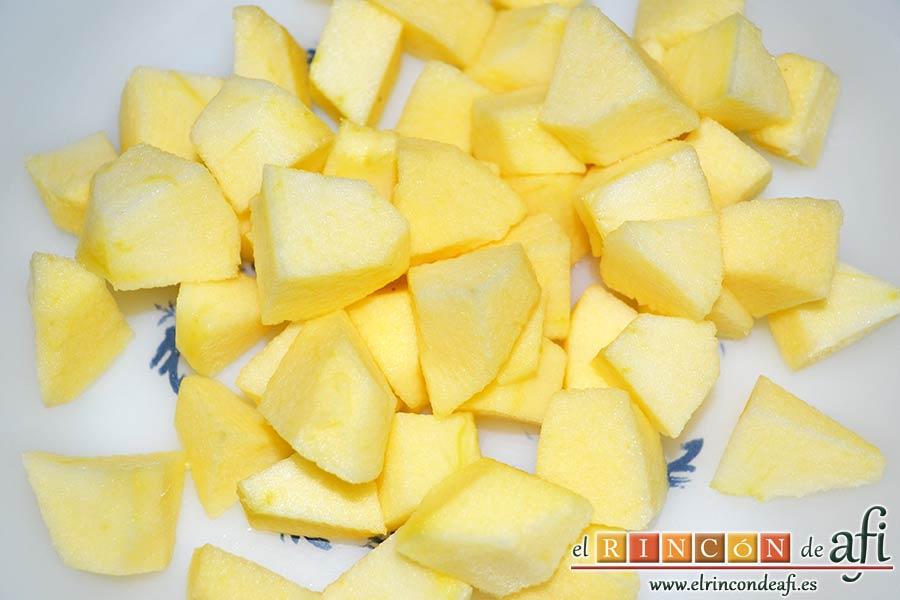 Lombarda rehogada con manzana, pasas y canela, pelar, descorazonar y cortar en cubitos las manzanas