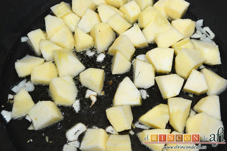 Lombarda rehogada con manzana, pasas y canela, rehogarlas junto con los ajos