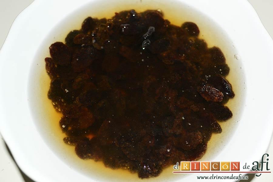 Lombarda rehogada con manzana, pasas y canela, poner las pasas en un plato con agua caliente