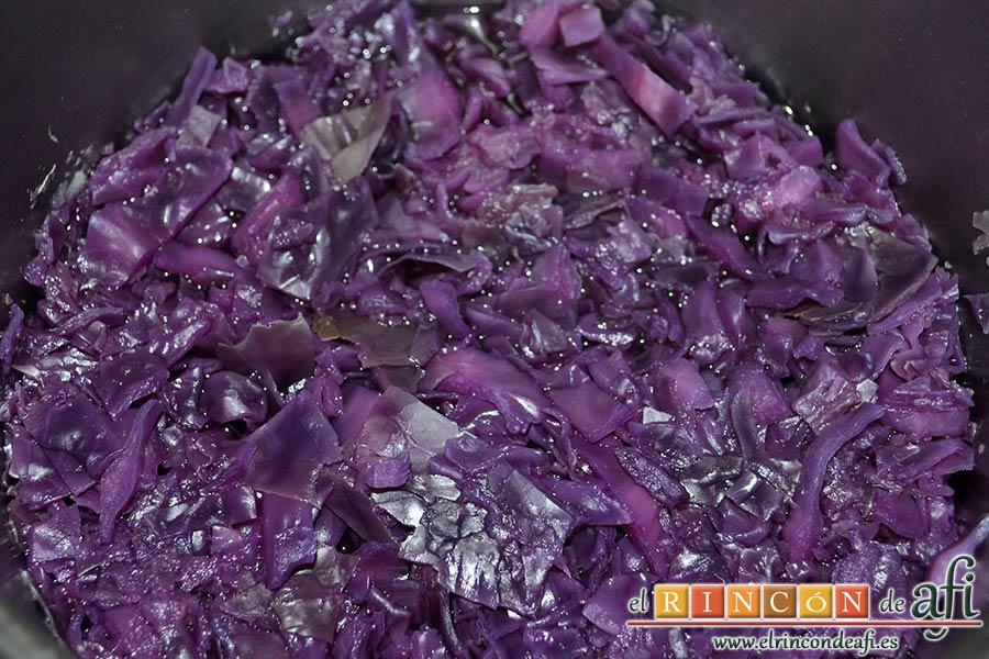 Lombarda rehogada con manzana, pasas y canela, comprobar que la lombarda está guisada