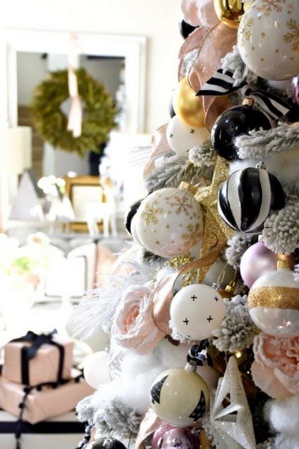 Decoración navideña en tonos rosas