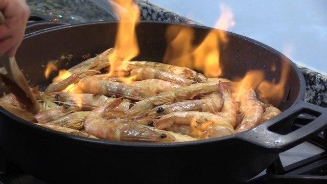 Langostinos al ron on fire