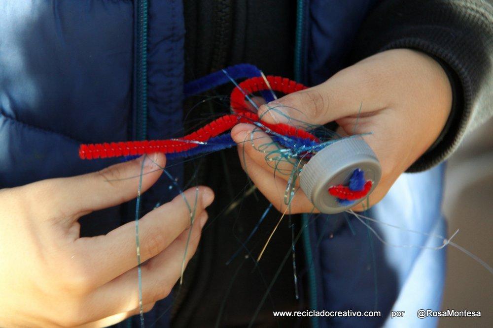 Taller para niños reciclando tapones de botellas de plástico