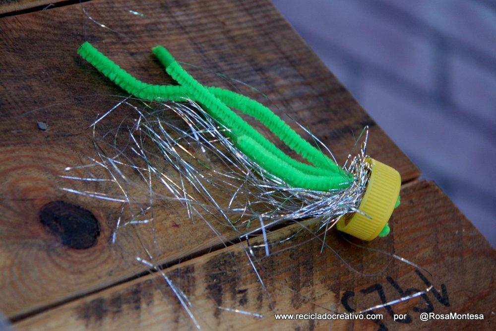 Taller para niños reciclando tapones de botellas de plástico