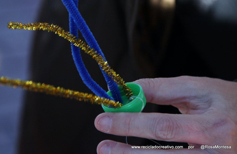 Taller para niños reciclando tapones de botellas de plástico