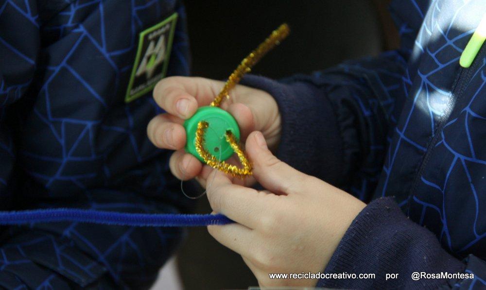 Taller para niños reciclando tapones de botellas de plástico