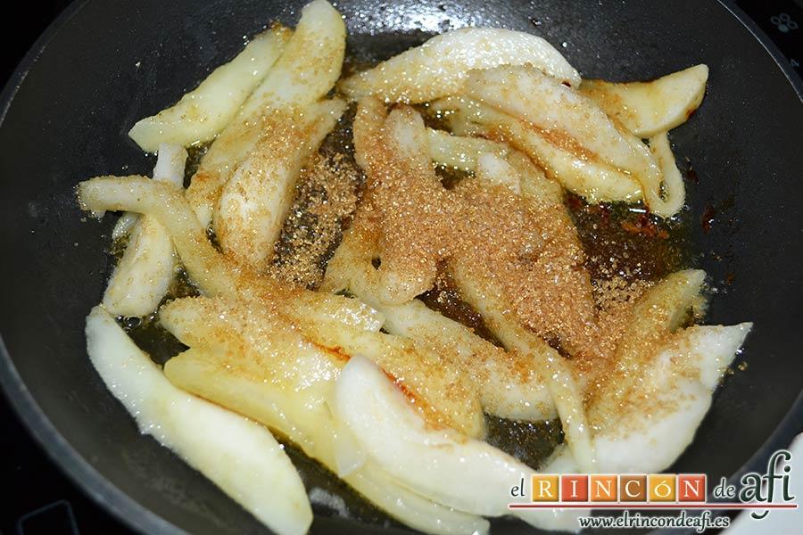 Confit de pato con tortitas de papas con pimientos y peras caramelizadas, añadir el azúcar moreno