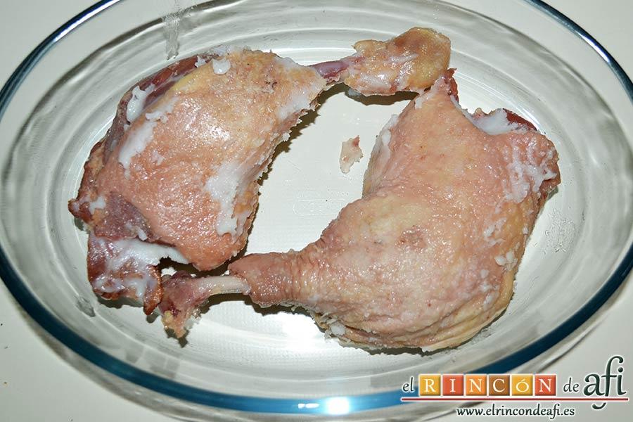 Confit de pato con tortitas de papas con pimientos y peras caramelizadas, limpiar del exceso de grasa los confits de pato y ponerlos en una fuente apta para horno