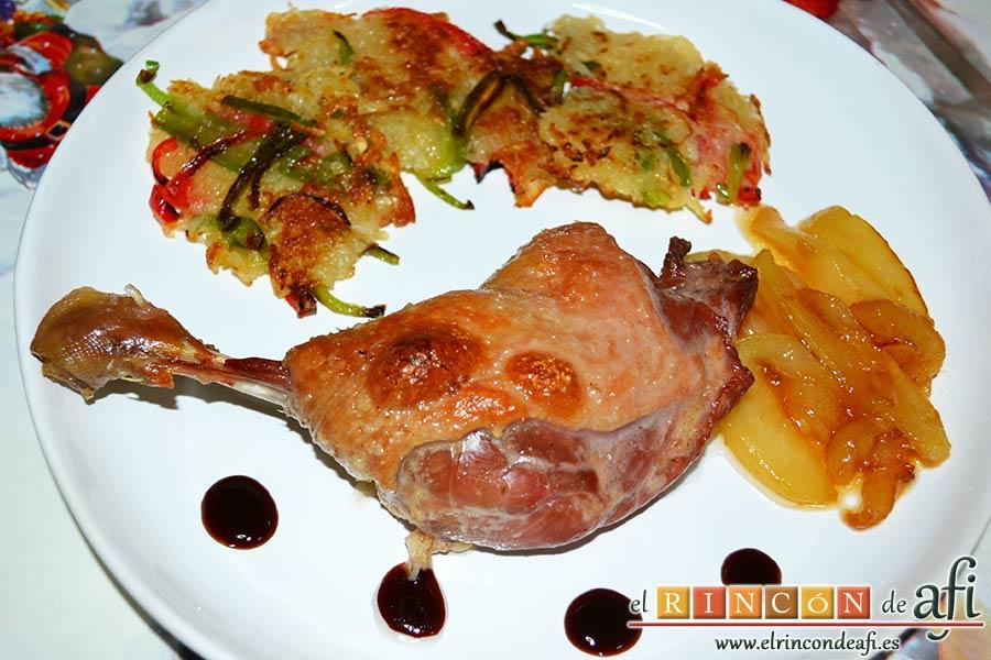 Confit de pato con tortitas de papas con pimientos y peras caramelizadas, una vez hechos los disponemos en el plato con los acompañamientos