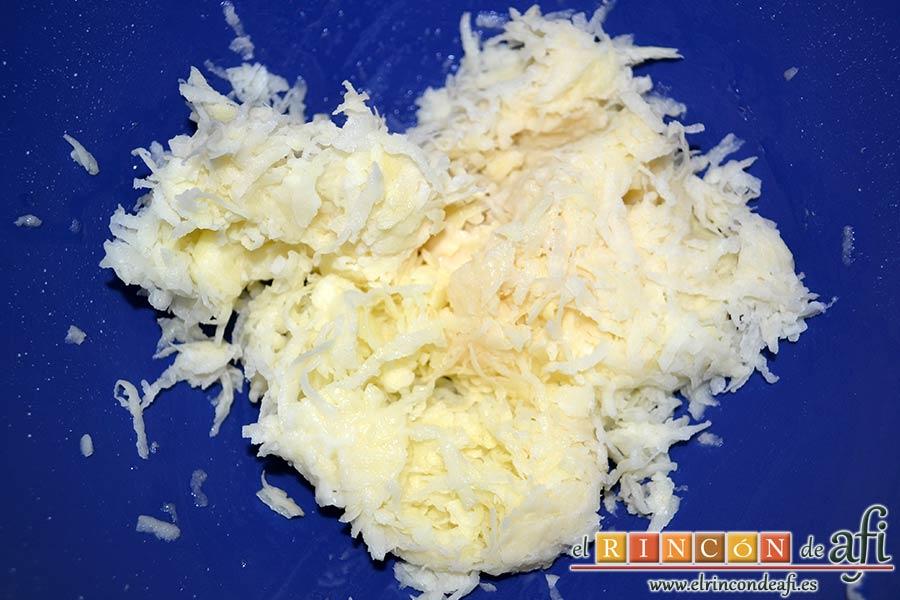 Confit de pato con tortitas de papas con pimientos y peras caramelizadas, pelamos las papas y las rallamos poniéndolas en un paño y apretándolas fuertemente para que escupan el exceso de agua y luego las ponemos en un bol