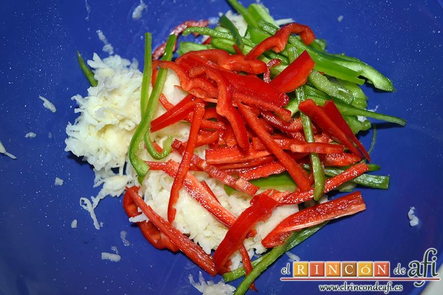 Confit de pato con tortitas de papas con pimientos y peras caramelizadas, cortar los pimientos en tiras finas y añadirlos al bol