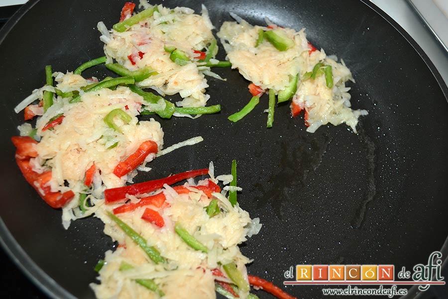 Confit de pato con tortitas de papas con pimientos y peras caramelizadas, ir poniendo porciones de masa de papas y pimientos en la sartén