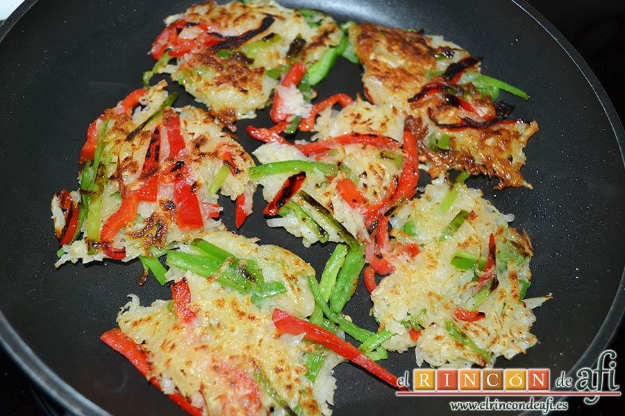 Confit de pato con tortitas de papas con pimientos y peras caramelizadas, dorar las tortitas por ambos lados