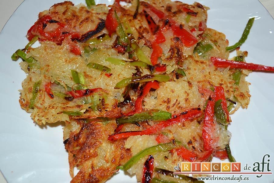 Confit de pato con tortitas de papas con pimientos y peras caramelizadas, reservar en un plato