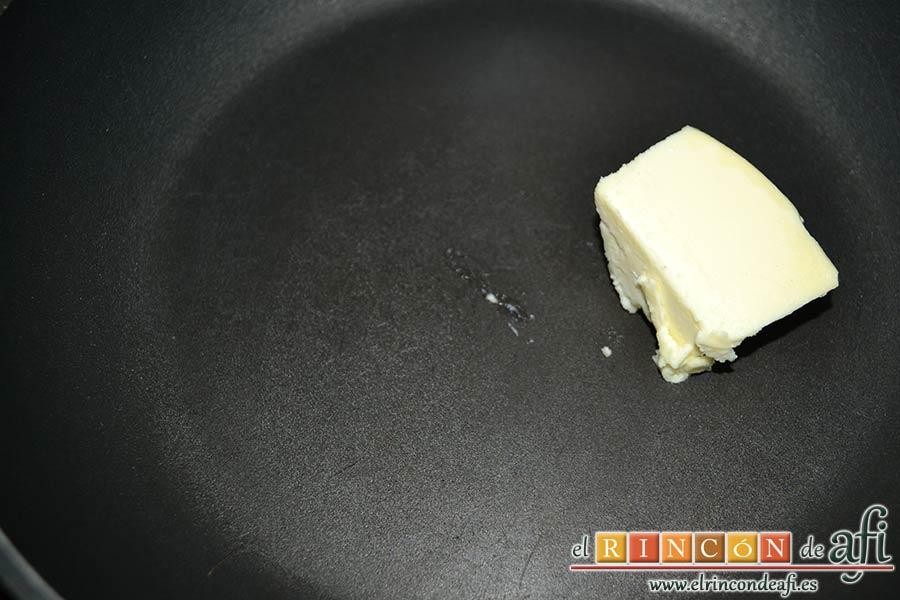 Confit de pato con tortitas de papas con pimientos y peras caramelizadas, poner un trozo de mantequilla en una sartén