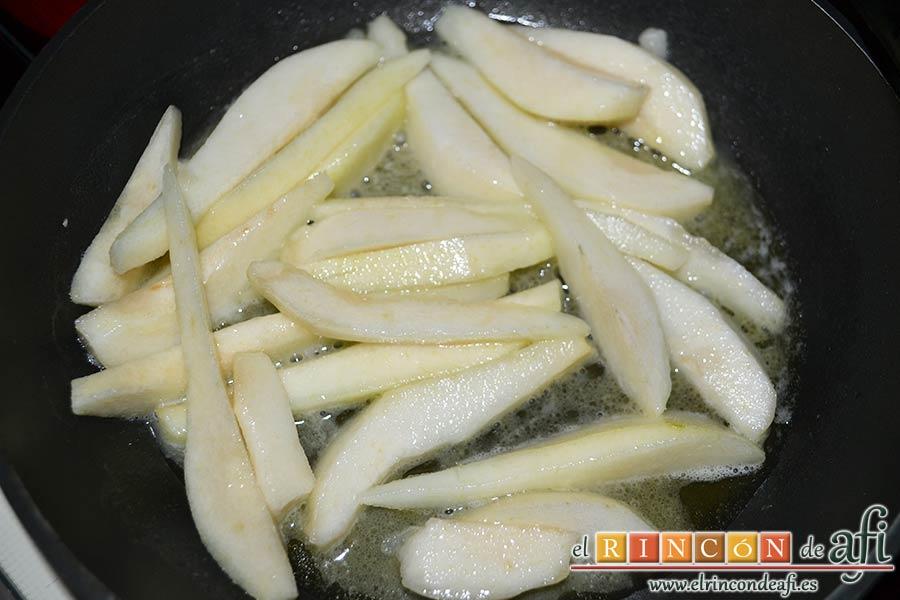 Confit de pato con tortitas de papas con pimientos y peras caramelizadas, añadir las peras peladas y cortadas en gajos finos