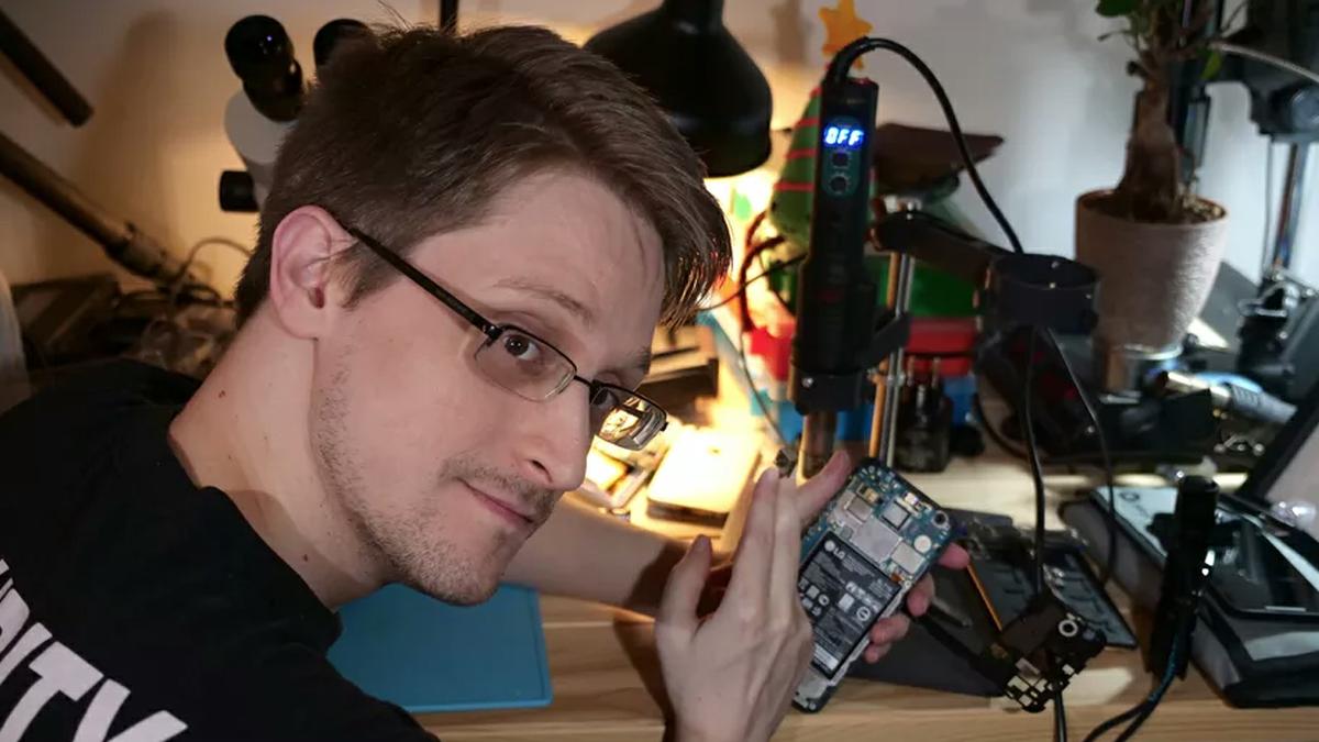 Edward Snowden lanza app para proteger tu laptop