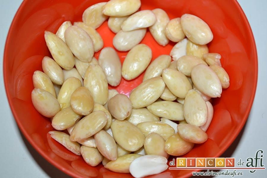 Tarta de crema franchipán con manzanas y almendras, preparar las almendras hasta tenerlas peladas