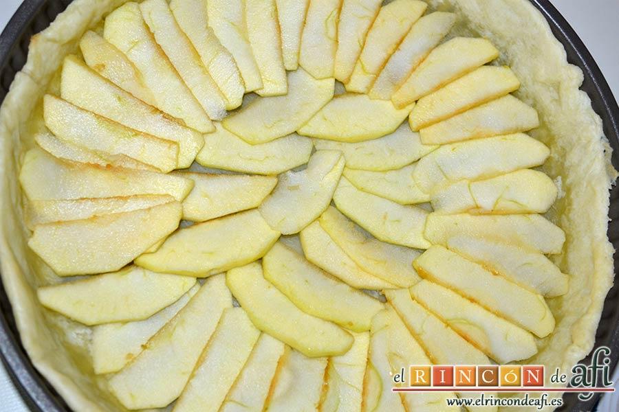Tarta de crema franchipán con manzanas y almendras, disponer las manzanas sobre la masa horneada