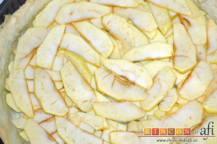 Tarta de crema franchipán con manzanas y almendras, cubrir completamente con manzanas y volver a meter en el horno