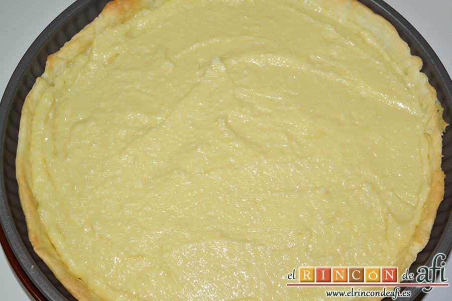 Tarta de crema franchipán con manzanas y almendras, volcar la crema franchipán por encima