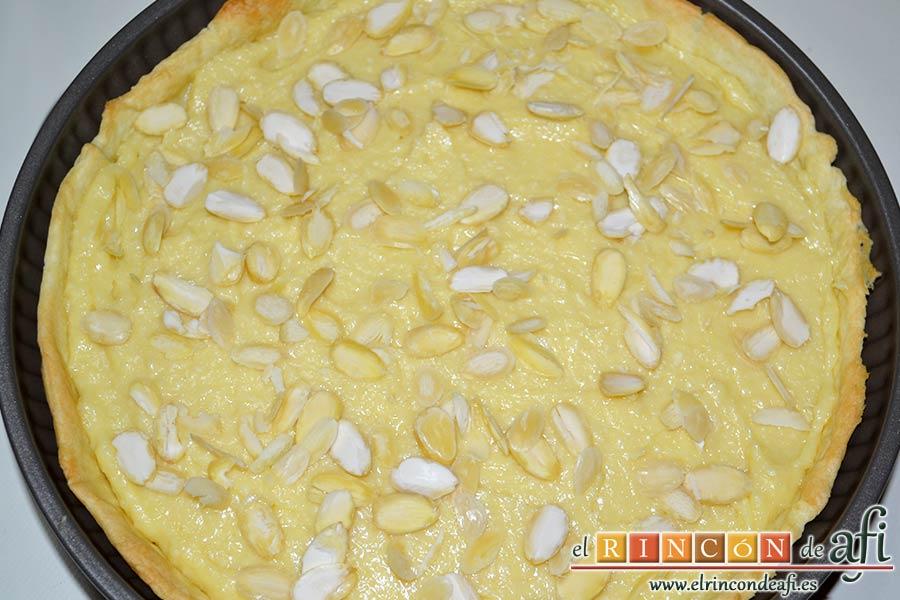 Tarta de crema franchipán con manzanas y almendras, decorar con las almendras laminadas y volver a hornear