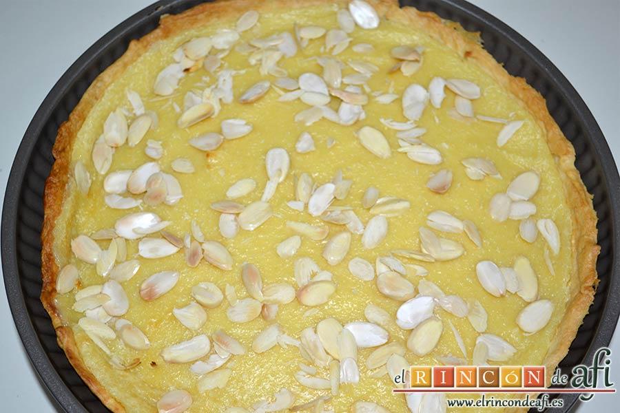 Tarta de crema franchipán con manzanas y almendras, sacar la tarta del horno una vez hecha
