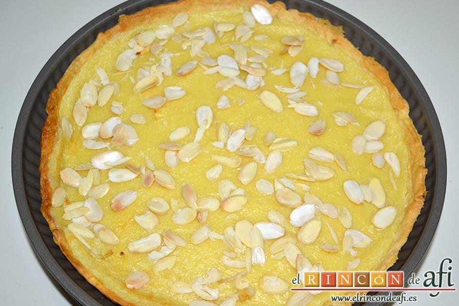 Tarta de crema franchipán con manzanas y almendras, dejar enfriar