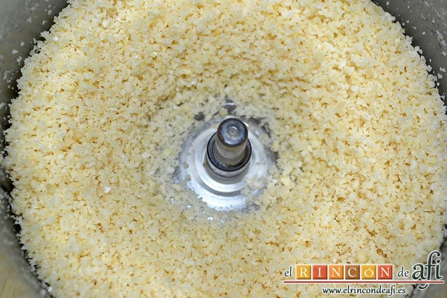 Tarta de crema franchipán con manzanas y almendras, triturarlas bien