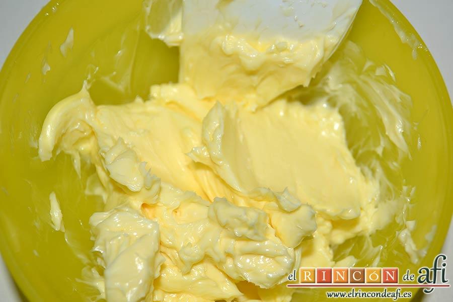 Tarta de crema franchipán con manzanas y almendras, batir la mantequilla en pomada