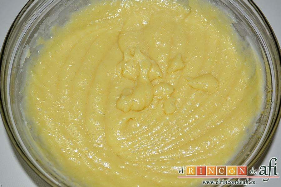 Tarta de crema franchipán con manzanas y almendras, mezclar hasta obtener la crema franchipán