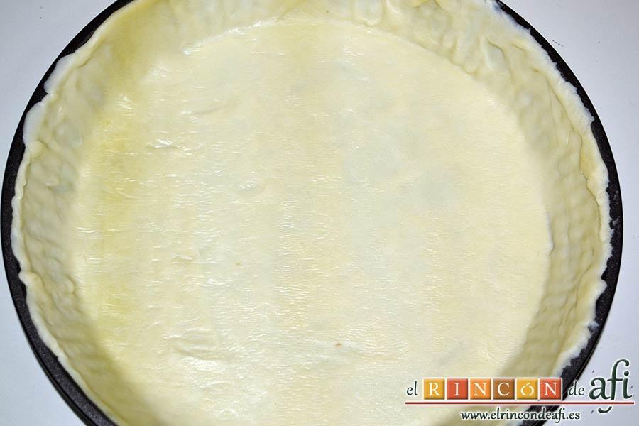 Tarta de crema franchipán con manzanas y almendras, cubrir el molde que se va a usar con la masa quebrada