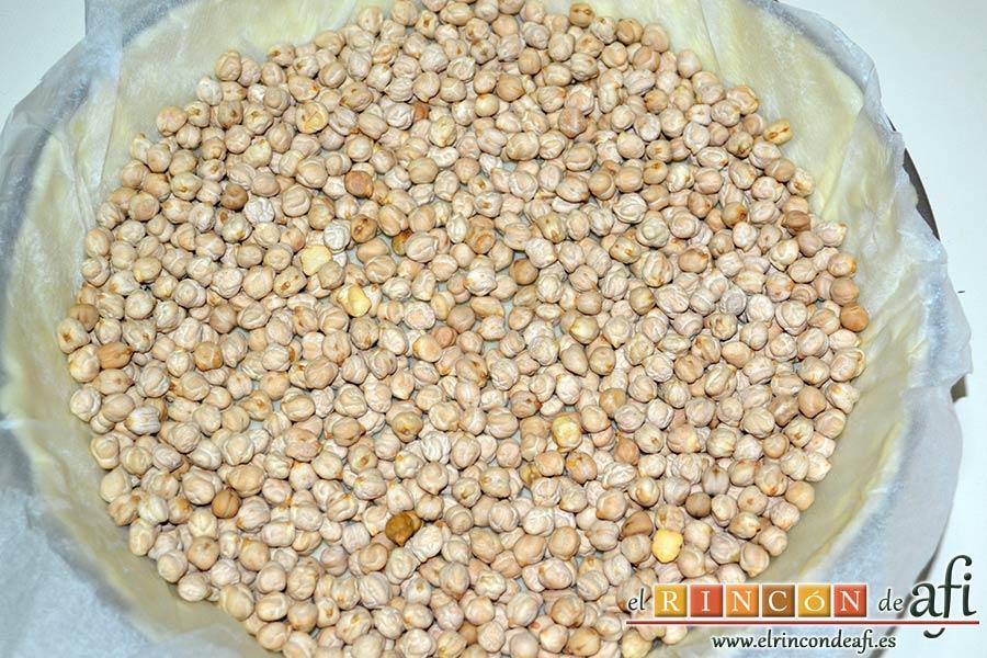 Tarta de crema franchipán con manzanas y almendras, cubrir con garbanzos y hornear para que la masa se haga y no sufle