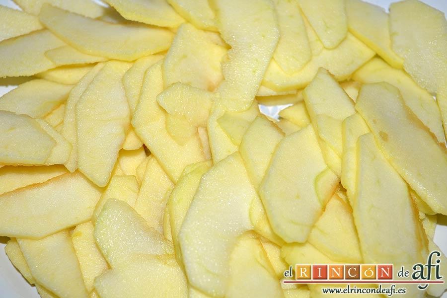 Tarta de crema franchipán con manzanas y almendras, pelar, descorazonar y filetear las manzanas