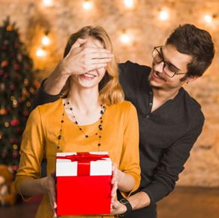 pareja junta en navidad