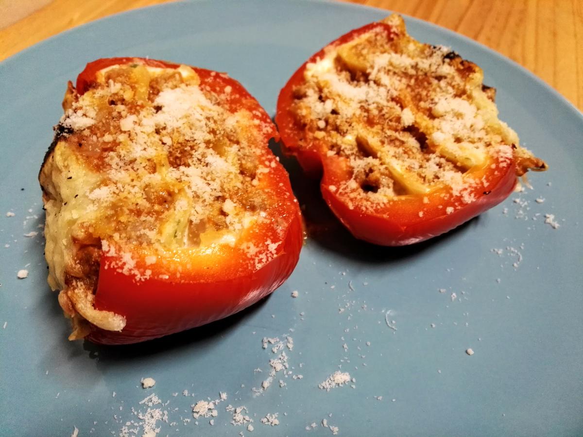pimientos rellenos de lasaña con queso parmesano por encima